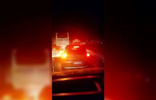 Pendik’te emniyet şeridini kullanan araçlar ambulansa...