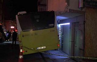 Pendik’te İETT otobüsü kaldırımla evin balkonu...