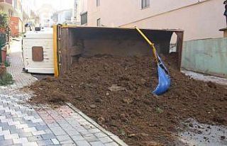 Pendik’te toprak yüklü hafriyat kamyonu devrildi