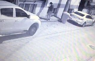 Perdeleri ateşe verip kaçtı