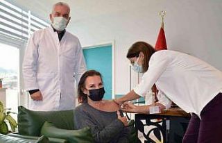 Perihan Savaş 4’üncü doz aşısını Muğla’da...