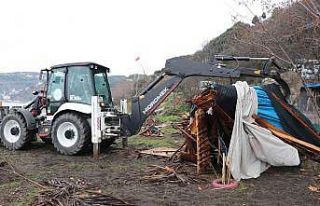 Plajlar bölgesindeki yapıları belediye ekipleri...