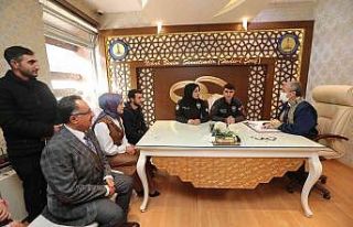 Polis çifte kelepçeli nikah