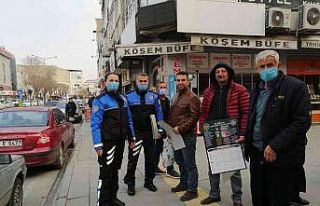 Polis ekipleri vatandaşa uyarıcı bilgilerin yer...