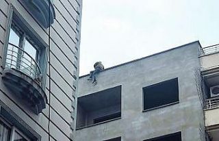 Polis intihar girişiminde bulunan genci ikna ederek...