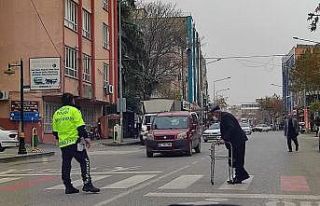 Polis memuru engelli vatandaş için trafiği tamamen...