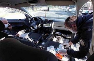 Polisin şüphe üzerinde durdurduğu araçtan uyuşturucu...