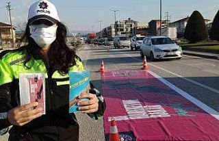 Polisler emniyet kemeri takan sürücülere teşekkür...