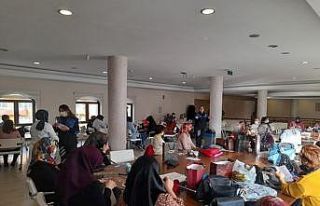 Polisler kadınlara KADES ve 112 Acil Çağrı Merkezini...