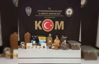 Polisten kaçak tütün satan iş yerine baskın