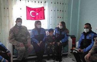 Polisten minik Ali Hamza’ya doğum günü sürprizi