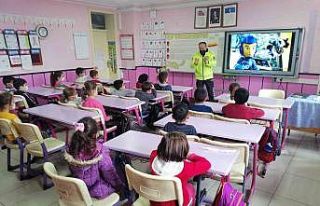 Polisten öğrencilere trafik eğitimi