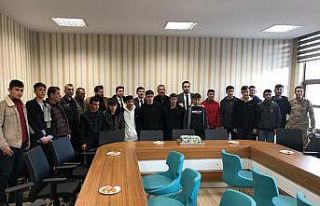 Polisten sporculara pastalı kutlama