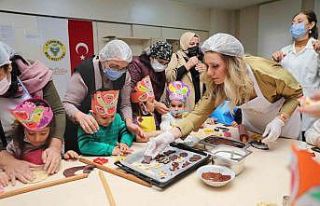 Raziye Kocaispir, minik şeflerle kurabiye yaptı