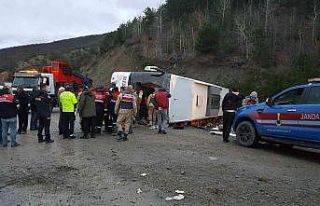 Refahiye’deki otobüs kazasında yaralanan yolcu...