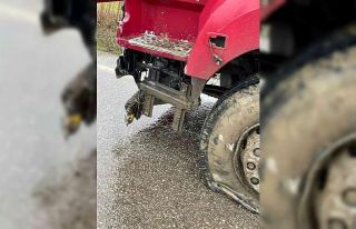 Refüje çarpan kamyonun lastiği patladı