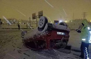 Refüje çarpan otomobil takla attı, öğrenciler...