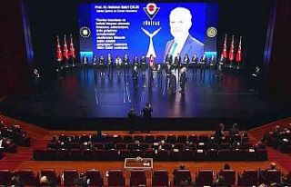 Rektör Çelik bilim ödülünü Cumhurbaşkanı Erdoğan’dan...