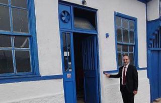 Rengarenk boyanan köy evleri