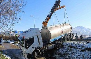 Rize’de seyir halindeki tır buzlanma nedeniyle...