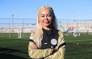 Rize’nin kadın futbolcuları ve teknik direktörü...