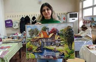Rölyef kursunda eserler üç boyutlu hale getiriliyor