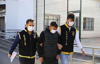 Ruhsatsız tabancalı, çelik yelekli zanlıya ilginç...