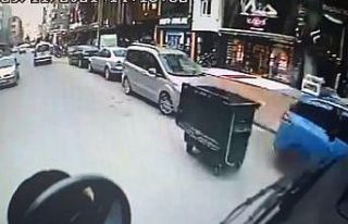 Rüzgarda hareket eden çöp konteyneri halk otobüsüne...