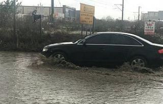 Sağanak yağmur sonrası yollar göle döndü