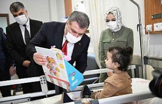 Sağlık Bakanı Koca, minik hastaları ziyaret etti