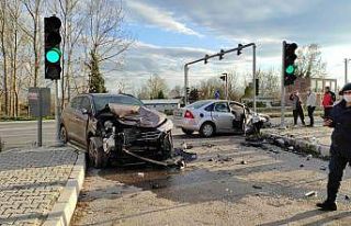 Sağlık çalışanının karıştığı kazada iki...