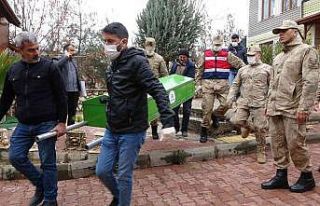 Sahte içki içen kişi villada ölü bulundu