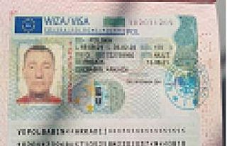 Sahte pasaport ile ülkeye giriş yapmaya çalışan...