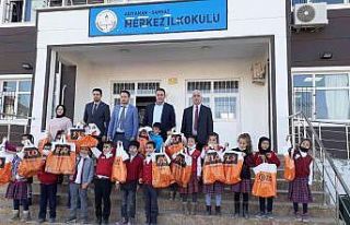 Samsat’ta ihtiyaç sahibi öğrencilere bot dağıtıldı