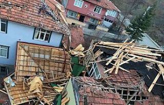 Samsun’da fırtına çatıları uçurdu