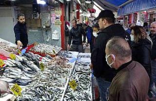Samsun’da fırtınada artan balık fiyatları yarı...