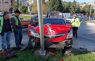 Samsun’da kavşakta iki otomobil çarpıştı: 2...