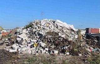 Sanayide aylardır toplanmayan çöpler, adeta dağ...