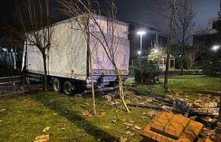 Sancaktepe’de freni boşalan kamyon önce otobüs...