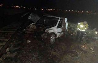 Sandıklı’da yük treni hafif ticari araca çarptı,...