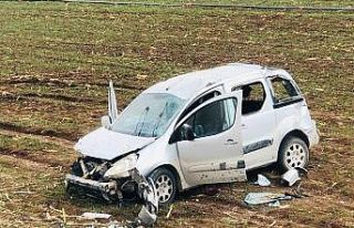 Şarampole devrilen araçtaki 3 kişi yaralandı