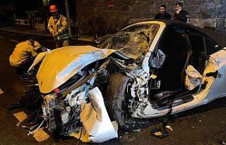 Sarıyer’de lüks araç elektrik direğine çarptı:...