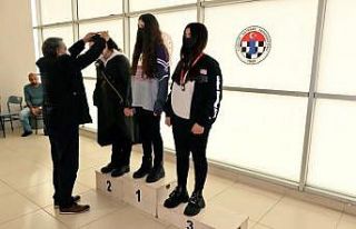 Satrançta dereceye girenlere madalyaları verildi