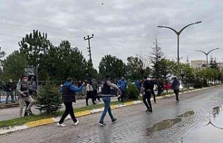 Savaş alanını andıran taraftarların kavgasında...
