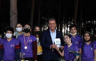Seçer, robotik kodlamada ödül kazanan öğrencilerle...