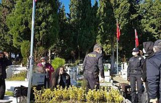 Şehit Emniyet Müdürü Vefa Karakurdu mezarı başında...
