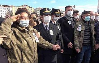 Şehit nişanlısının üniformasını giydi, asker...
