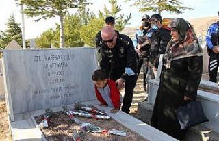 Şehit Özel Harekat Polisi Kara Mezarı Başında...