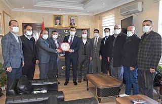 Şehit ve gazi ailelerinden kaymakam Mete’ye plaket