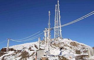 Şemdinli’de elektrik direkleri buz tuttu